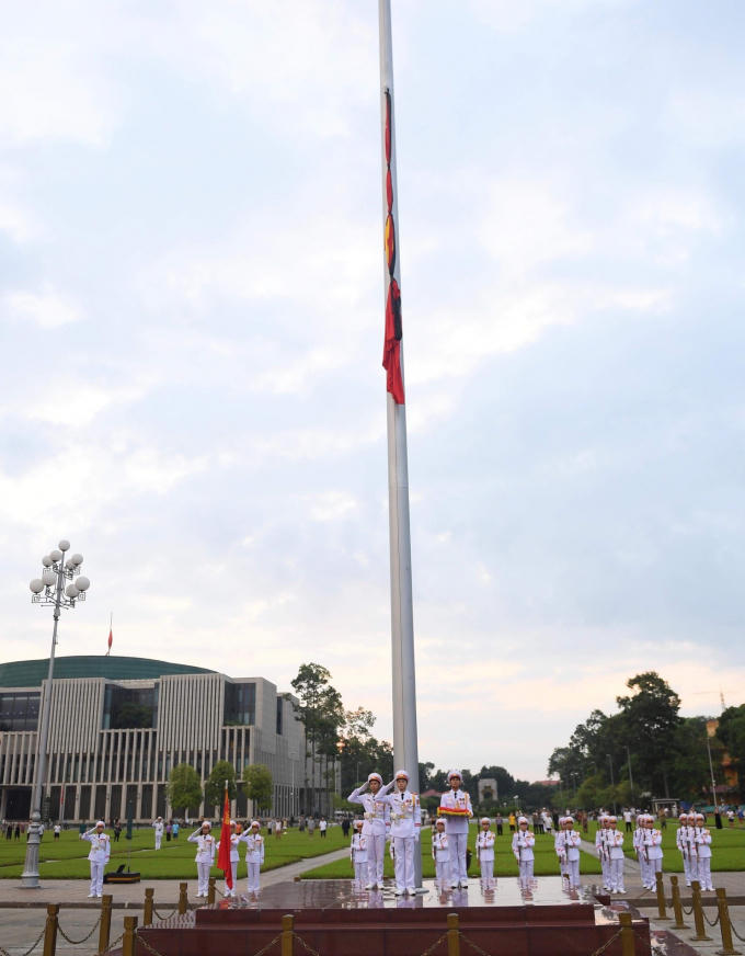 Cờ rủ trên quảng trường Ba Đình. Ảnh VGP