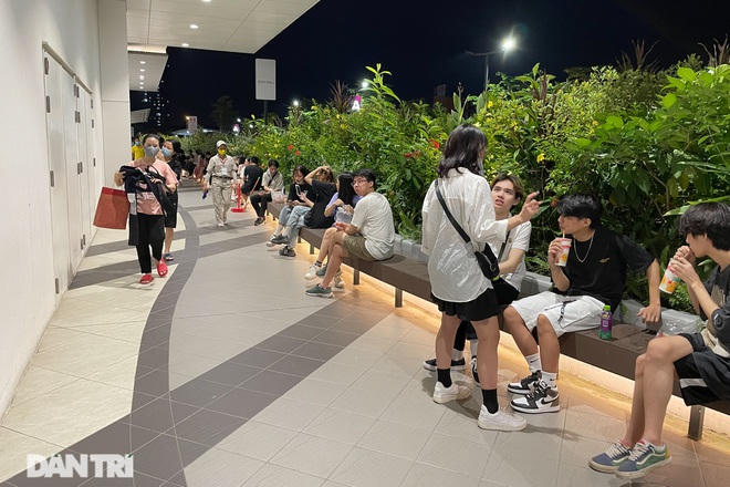 Dọc hành lang dài hàng trăm mét của một khu trung tâm thương mại quận Hà Đông, nhiều bạn trẻ ngồi thành các nhóm nhỏ ăn uống tại chỗ, không đeo khẩu trang, không đảm bảo giãn cách.