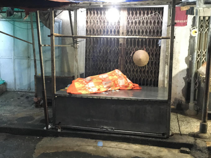 Người đàn ông tử vong trên sạp bán thịt heo trong chợ Lái Thiêu
