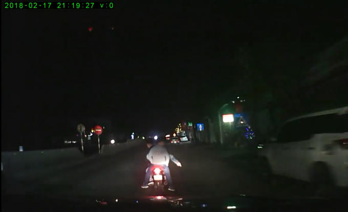 Nhóm thanh niên này liên tục vượt lên ra tín hiệu yêu cầu tài xế ô tô dừng lại (ảnh cắt từ Clip).