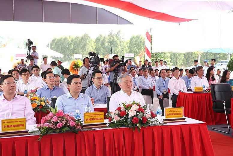 Phó Thủ tướng Thường trực Chính phủ Nguyễn Hòa Bình dự Lễ khánh thành 2 công trình giao thông tại Bình Thuận - Ảnh: VGP