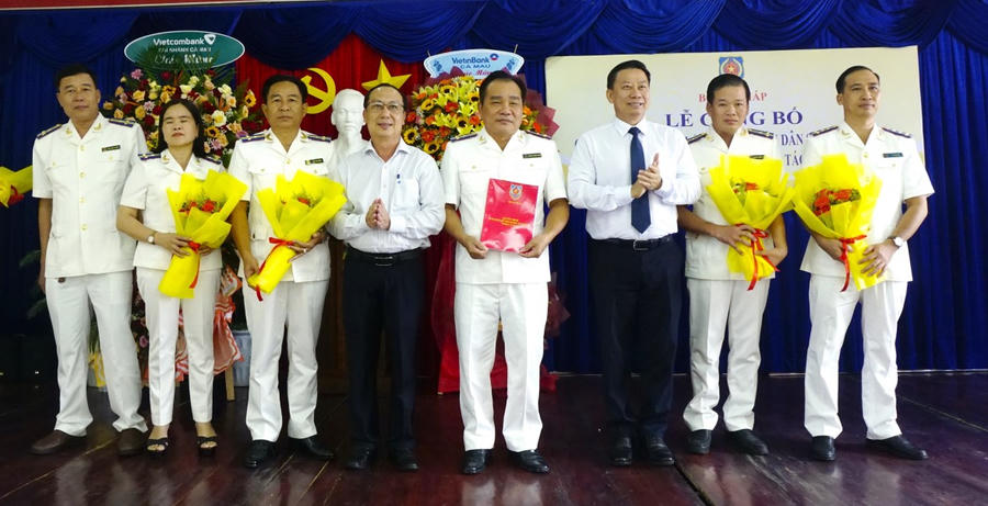 Thứ trưởng Bộ Tư pháp Nguyễn Thanh Ngọc và ông Phan Hoàng Vũ - Phó Chủ tịch HĐND tỉnh Cà Mau, trao Quyết định thành lập THADS tỉnh Cà Mau (ông Huỳnh Hoàng Khâm - Tân trưởng THADS tỉnh Cà Mau cầm Quyết định).