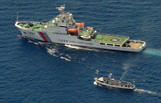 Tàu hải giám của Trung Quốc bên cạnh một tàu cá Philippines ở Biển Đông. (Ảnh: PhilStar)