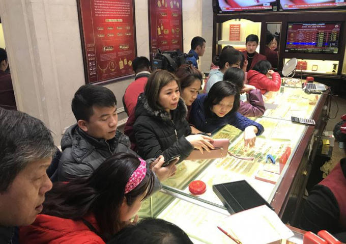 Vào dịp vía Thần Tài, người dân thường chen chân nhau tại các cửa hàng vàng để mua vàng cầu may mắn tài lộc cho năm