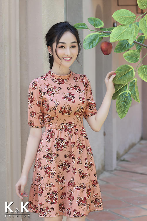 Đầm hoa nền hồng hạ eo.