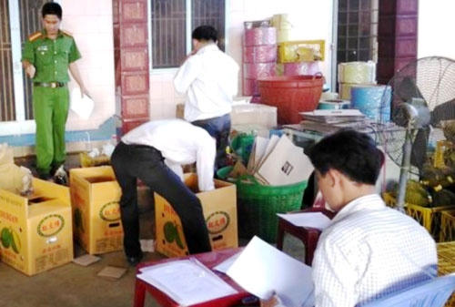 Cơ quan chức năng bắt quả tang cơ sở thu mua sầu riêng ngâm hóa chất. Ảnh: Đình Thi