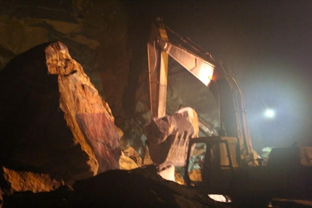 Những chiếc máy múc công suất lớn hoạt động liên tục cả đêm.