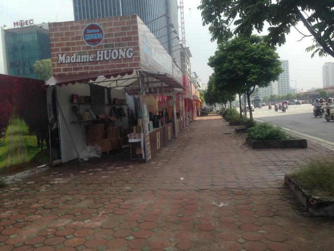 Hàng loạt ki ốt bán bánh trung thu được bày bán trê đường Dương Đình Nghệ.