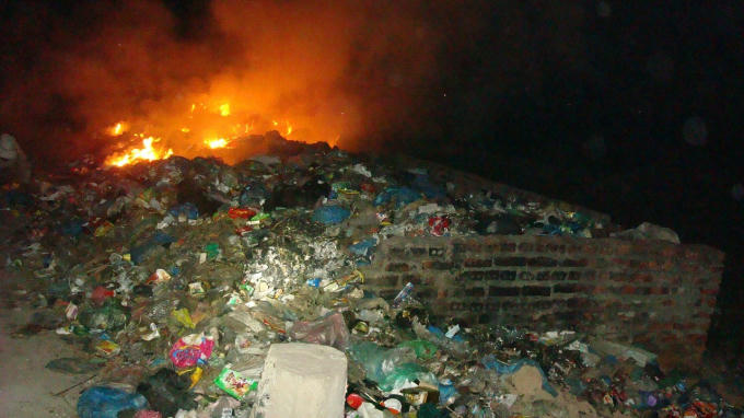 Gặp phải sự mạnh mẽ của người dân, HTX Thụy Vân không chuyển rác đi mà còn đốt tại chỗ.