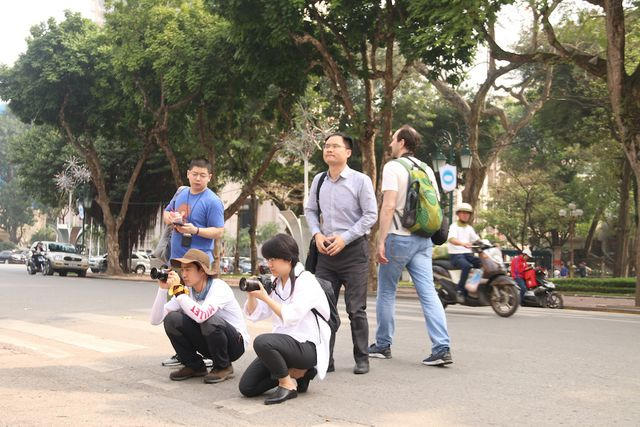 7h30 sáng tại trước cổng Nhà khách Chính phủ 12 Ngô Quyền. Rất nhiều phóng viên quốc tế, trong đó chủ yếu là tới từ Hàn Quốc, Nhật Bản, Mỹ... đã có mặt nơi dự kiến sẽ diễn ra cuộc gặp gỡ giữa đặc phái viên Mỹ Stephen Biegun với đặc phải viên Triều Tiên Kim Hyok-chol trước cuộc họp thượng đỉnh giữa Tổng thống Mỹ Trump và Chủ tịch CHDCND Triều Tiên Kim Jong-un, sự kiện dự kiến diễn ra ngày 27-28/2.
