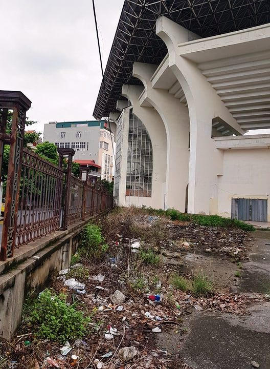 Bên trong bỏ hoang, bên ngoài sân bị biến thành nơi chứa rác thải rất ô nhiễm.