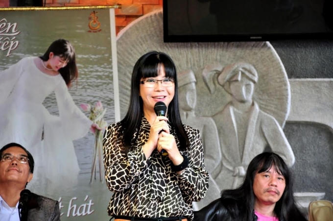 Ca sĩ Ánh Tuyết trong một lần hát tặng khán giả tại một quán cà phê ở Đà Nẵng.