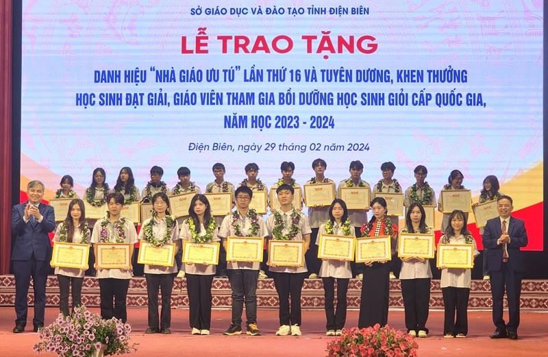 Phó Chủ tịch UBND tỉnh và Giám đốc Sở Giáo dục và Đào tạo tỉnh Điện Biên trao tặng Bằng khen của UBND tỉnh cho các em học sinh đạt thành tích trong Kỳ thi học giỏi quốc gia (Ảnh CTV).