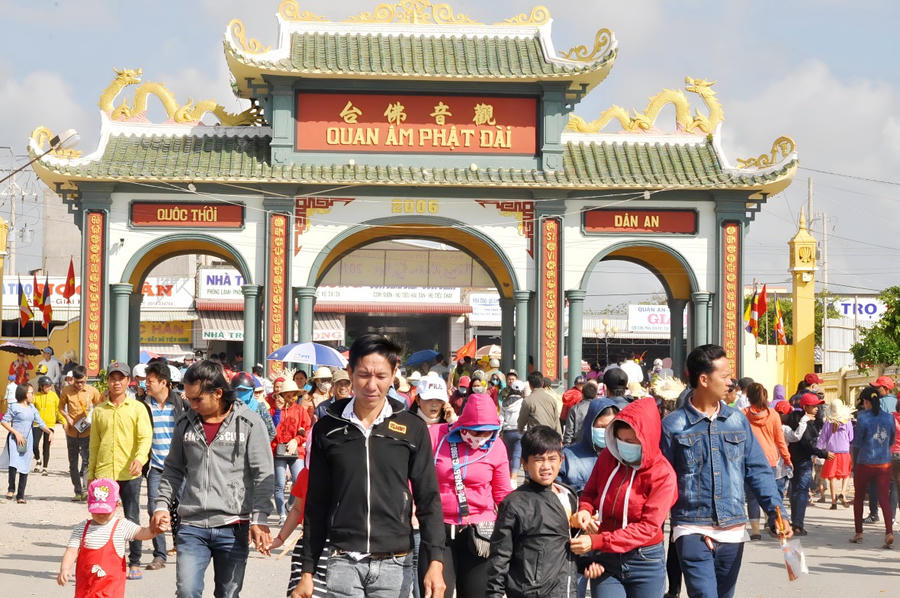 Du lịch văn hóa – tâm linh tiêu biểu như Quán Âm Phật Đài (phường Hiệp Thành), điểm hành hương nổi tiếng thu hút đông đảo du khách thập phương.
