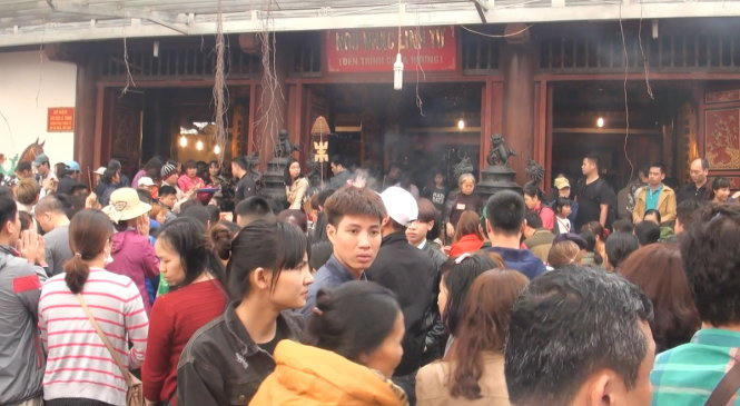 Dòng người chen nhau trên đường đi lên chính điện chùa và động Hương Tích