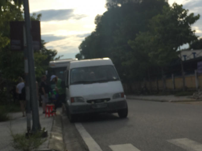 Chiếc xe loại nhỏ "nhả khách".