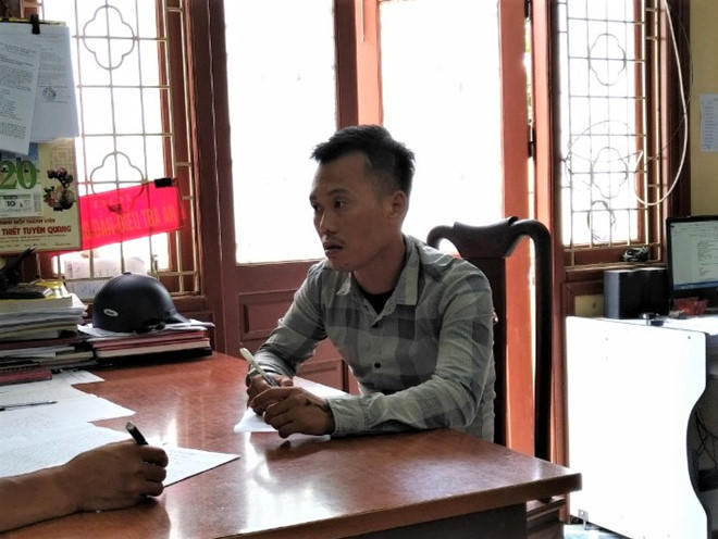 Cảnh sát ghi lời khai Vũ Tuấn Anh. Ảnh: Công an cung cấp.
