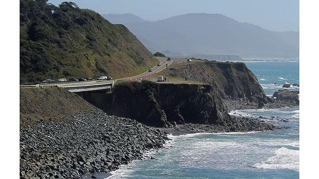Vách đá nơi xe chở 8 người trong gia đình Hart rơi xuống. Ảnh: Oregonlive.