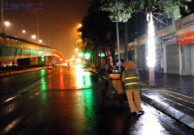 Dịp này thì lãnh đạo công ty cũng tặng những bó hoa và phần quà rất nhỏ để động viên, khích lệ chị em phụ nữ. (Ảnh: Đức Biên)