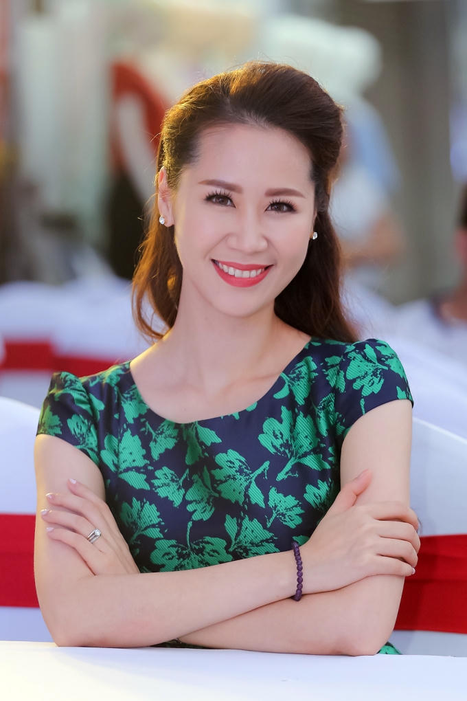 Cuối tuần qua, Dương Thuỳ Linh rạng rỡ dự sự kiện khai trương thời trang tại Quảng Ninh. Cô chọn váy ngắn trẻ trung in hoạ tiết lá xanh mát. Bộ cánh giản dị nhưng vẫn giúp 'gái một con' khoe được vóc dáng thanh mảnh và nhan sắc tươi trẻ.