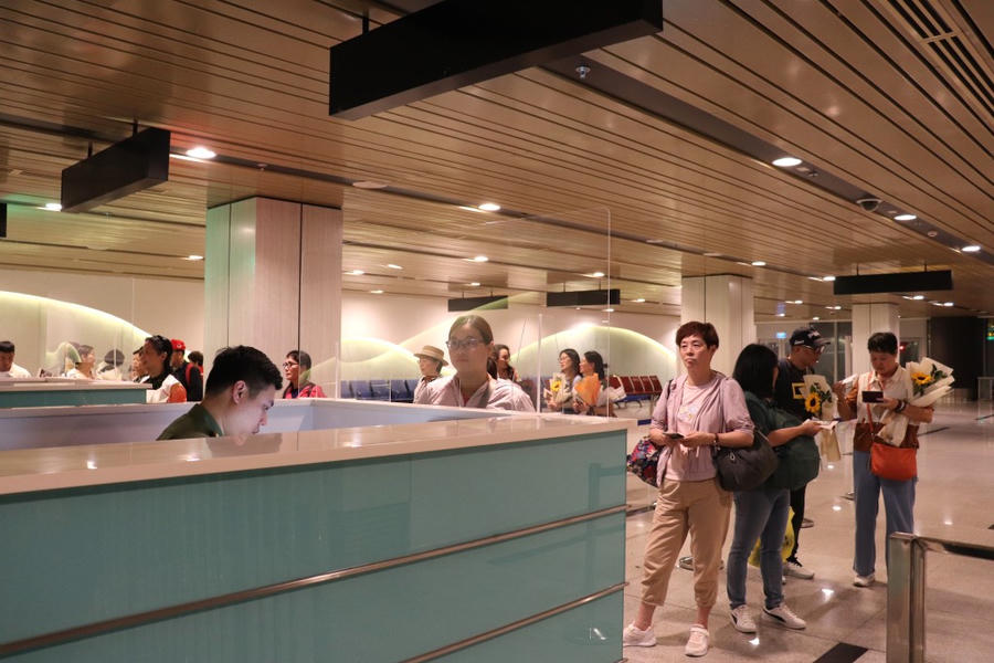 Hành khách làm thủ tục nhập cảnh.