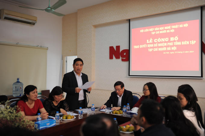 Đồng chí Đỗ Tiến Hữu - Chánh Văn phòng Hội LHVH Nghệ thuật Hà Nội công bố Quyết định bổ nhiệm Nhà báo Tạ Thị Thu Hà giữ chức vụ Phó Tổng Biên tập.