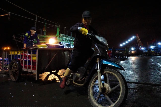 Kéo xe cá nặng hơn 30kg vào chợ, chị Thu Hòa (43 tuổi) đứng thở dốc. Chỉ cho phép mình nghỉ vài phút, chị lại bắt tay vào việc chất cá lên xe, chở ngay vào chợ.