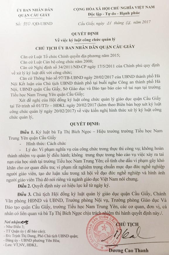 Quyết định kỷ luật Hiệu trưởng trường Tiểu học Nam Trung Yên. Ảnh: Kiều Trang.