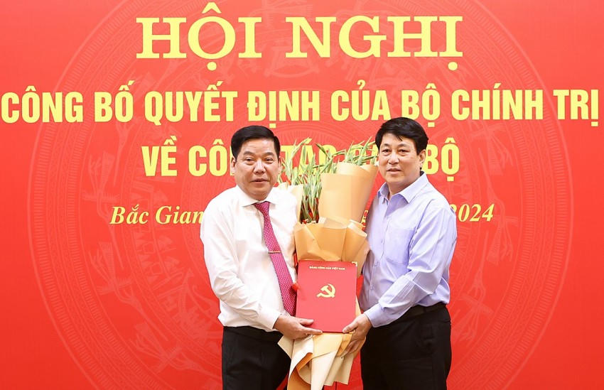 Đồng chí Lương Cường - Ủy viên Bộ Chính trị, Thường trực Ban Bí thư trao Quyết định và tặng hoa chúc mừng đồng chí Nguyễn Văn Gấu - tân Bí thư Tỉnh ủy Bắc Giang. Ảnh Nguyễn Miền