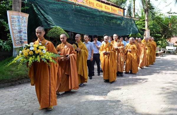 Đại diện chính quyền cùng các chư tăng.