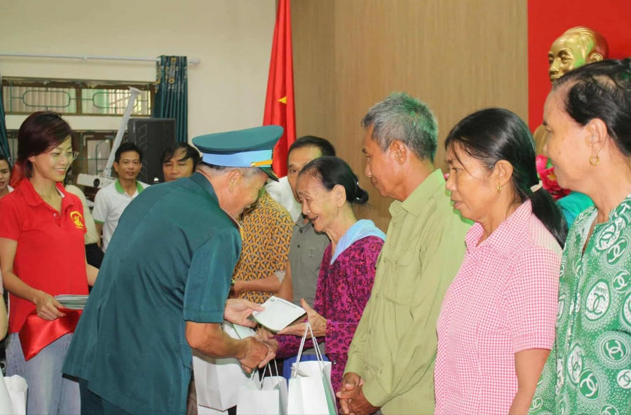 100 suất quà đến với các gia đình chính sách tại xã Đồng Lộc. (tỉnh Hà Tĩnh)