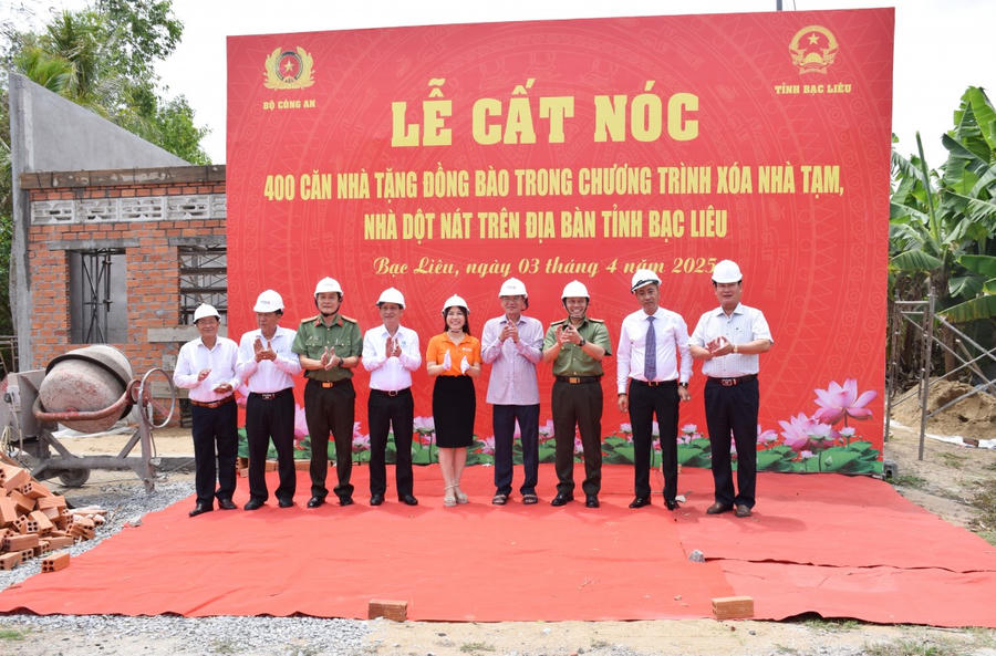 Đại diện Bộ Công an cùng lãnh đạo tỉnh Bạc Liêu, thực hiện nghi thức kéo băng khánh thành nhà mẫu và nghi thức lễ cất nóc.