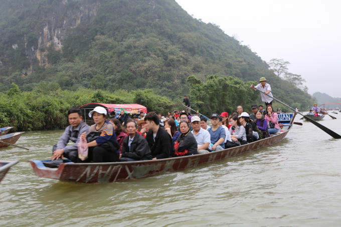 Những chuyến đò đưa từng đoàn người đi hành hương.