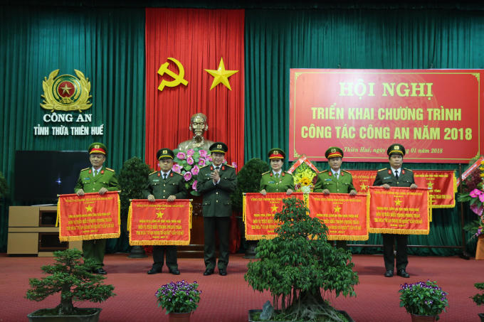 Đại tá Lê Quốc Hùng - UVTV Tỉnh uỷ, Bí thư Đảng uỷ, Giám đốc CA tỉnh thừa uỷ quyền tặng cờ thi đua xuất sắc của Tổng cục chính trị CAND cho các đơn vị.