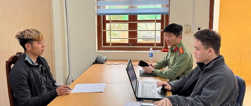 Cơ quan Công an làm việc với Lý Tà San. (Ảnh: Công an Bắc Kạn).