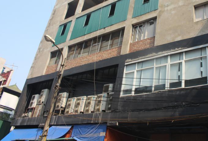 Xung quanh tòa nhà là hệ thống điều hòa, dây điện chằng chịt được lắp đặt phục vụ cho siêu thị và một số văn phòng đặt tại đây.