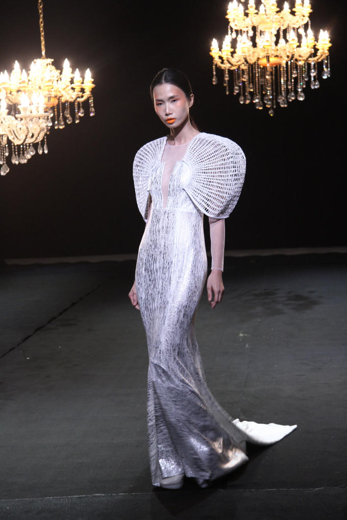 Màu trắng là màu chủ đạo trong mẫu thiết kế của Duy Nguyễn.