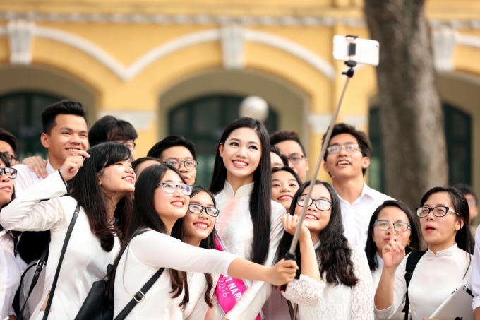 Á hậu 1 Ngô Thanh Thanh Tú rạng ngời ngày về trường cũ