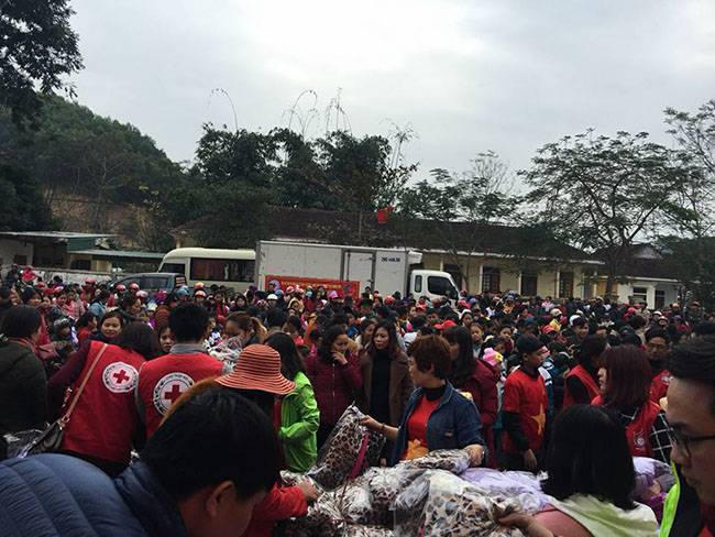 Nghệ An: Nhiều học sinh ngh&egrave;o cảm động nhận &aacute;o ấm trong r&eacute;t mướt