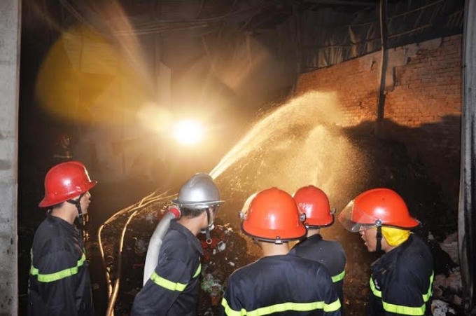 Do công tác chữa cháy diễn ra bên đêm nên gặp không ít khó khăn.