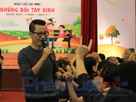 Ngày 13/12, trong ngày Hội gia đình dành cho trẻ điếc tại Hà Nội, với vai trò là Đại sứ thiện chí, ca sĩ Hoàng Bách đã hòa mình cùng những trẻ em khiếm thính “quẩy” tưng bừng bài hát “Tôi muốn về nhà”. Ảnh: Loan Bảo.