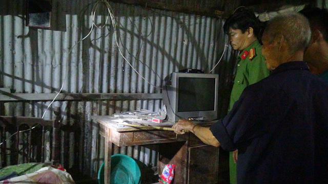 Lực lượng Công an khám xét nơi ở của nghi phạm. (Ảnh: báo Công an nhân dân)