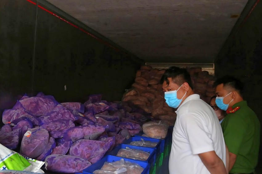 Công an tỉnh Bình Dương phát hiện 11,2 tấn thực phẩm có dấu hiệu vi phạm pháp luật về vệ sinh an toàn thực phẩm trên địa bàn.