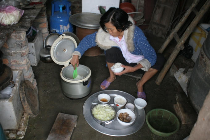 Những ngày này có nhiều người qua lại nhà nên ông Nhiễm mới mở cửa cho chị Hiểu ra ngoài.