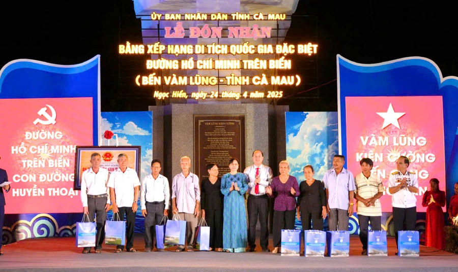 Ông Nguyễn Hồ Hải - Bí thư Tỉnh ủy Cà Mau và Lê Thị Nhung - Ủy viên BTV Tỉnh ủy, Phó Chủ tịch điều hành HĐND tỉnh, tặng quà cho các gia đình chính sách.