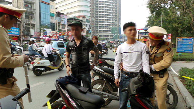 Nhiều thanh niên xăm trổ, vi phạm giao thông bị CSGT "hỏi thăm".