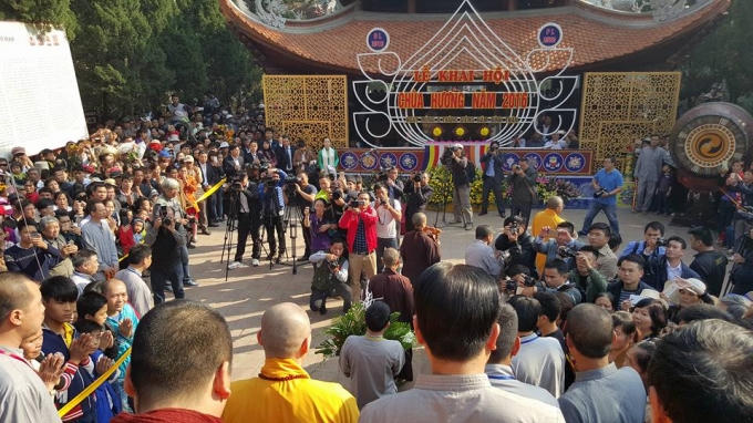 Hàng trăm phóng viên, nhà báo tác nghiệpp tại buổi khai hội.