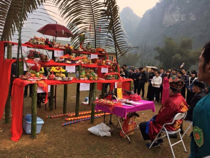 Ảnh: Thầy cúng (Pú Mo) thực hiện nghi thức cúng lễ trước kệ tồng.