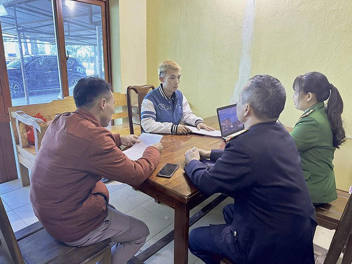 Đối tượng tại cơ quan công an.