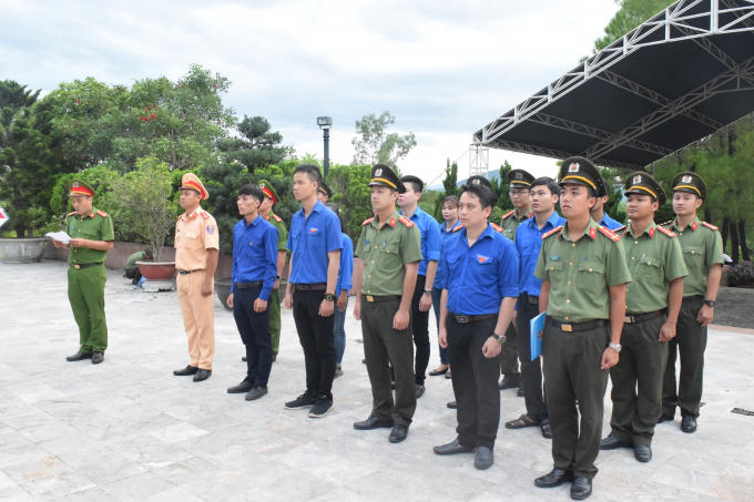 Đoàn Thanh niên dâng hoa, dâng hương tại nghĩa trang liệt sỹ TP Huế.
